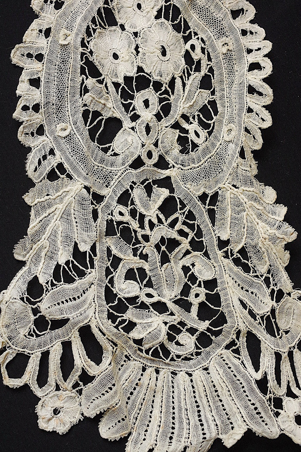 アンティークレース　dentelle ancienne タイ＋モチーフ .FR a l'epoque