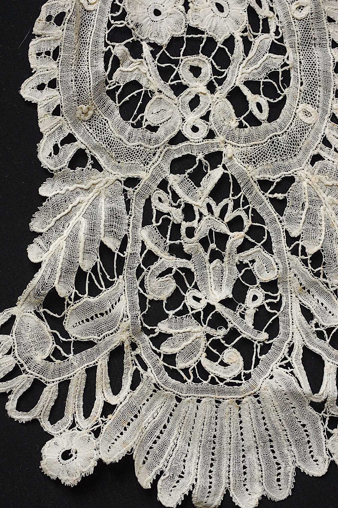 アンティークレース　dentelle ancienne タイ＋モチーフ .FR a l'epoque
