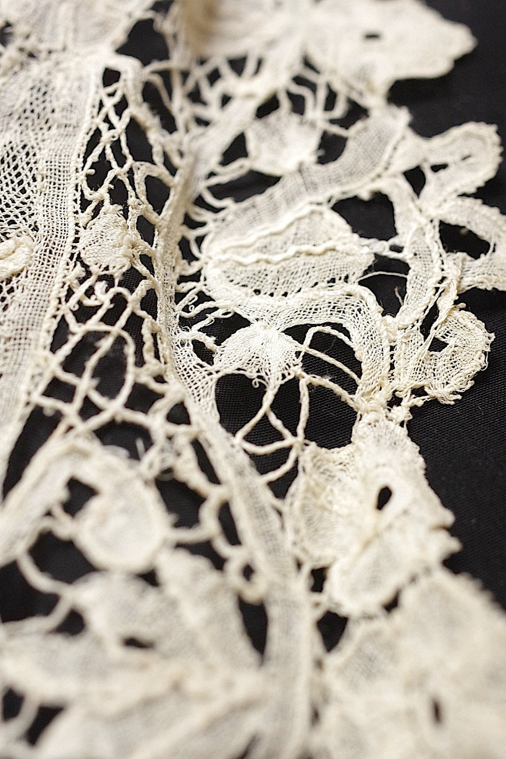 アンティークレース　dentelle ancienne タイ＋モチーフ .FR a l'epoque