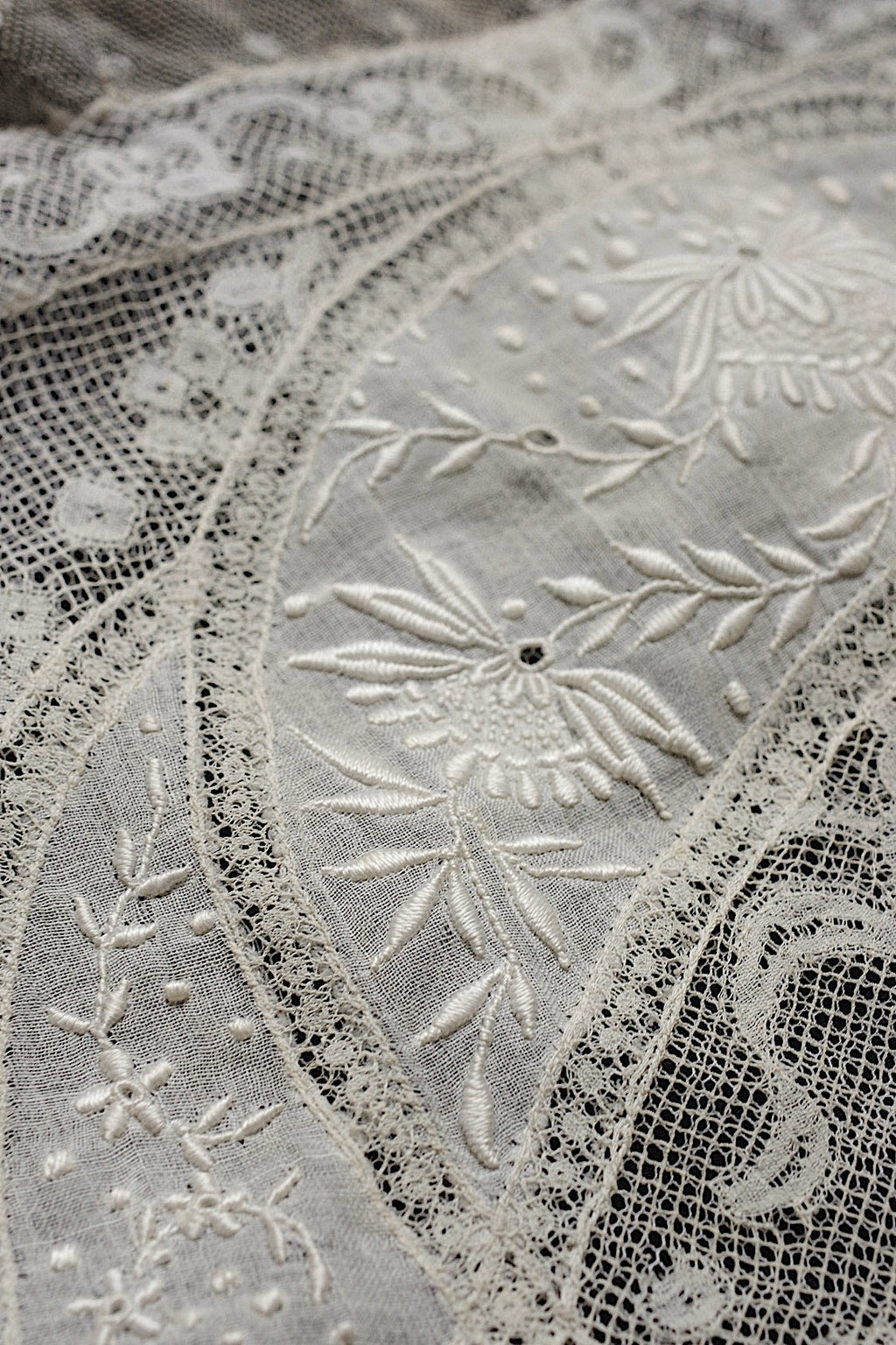 アンティークレース　dentelle ancienne-antique lace 刺繍クロス .FR a l'epoque