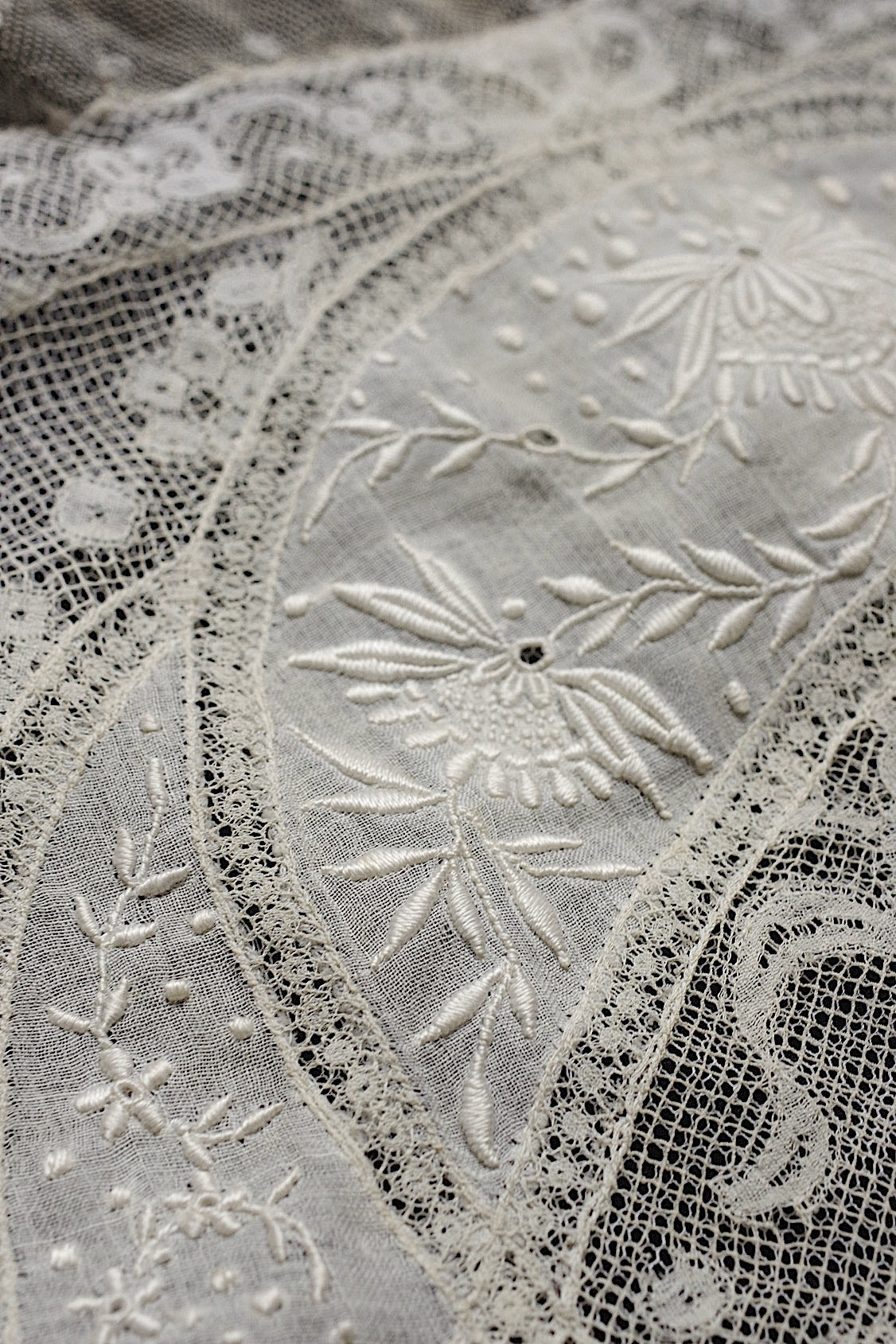 アンティークレース　dentelle ancienne-antique lace 刺繍クロス .FR a l'epoque