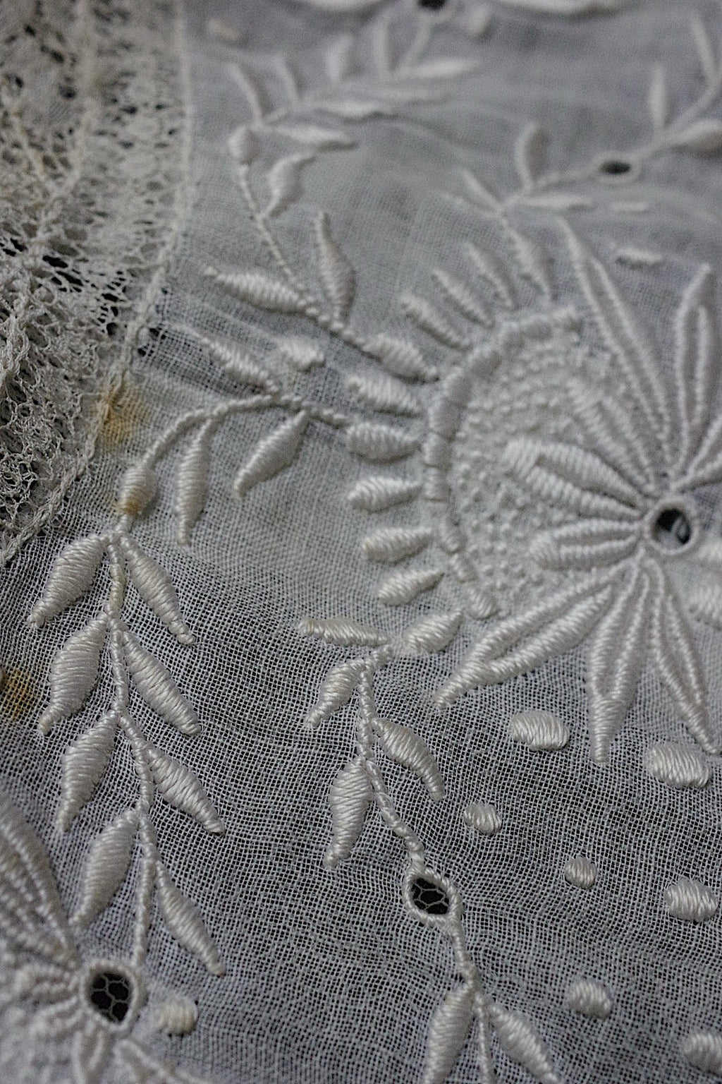 アンティークレース　dentelle ancienne-antique lace 刺繍クロス .FR a l'epoque
