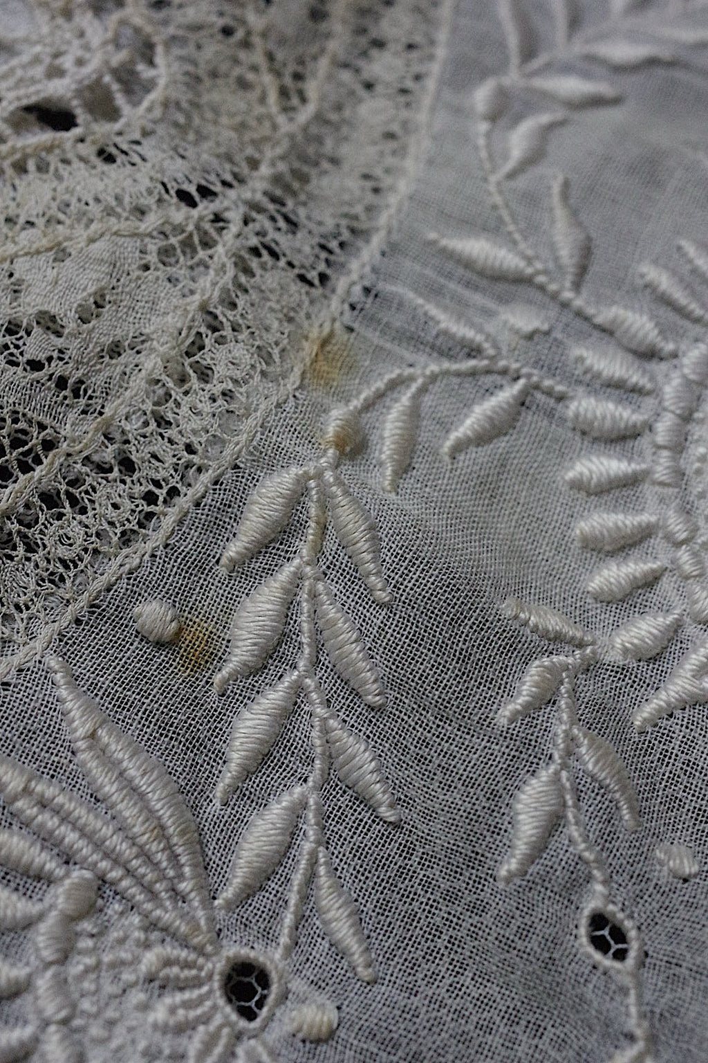アンティークレース　dentelle ancienne-antique lace 刺繍クロス .FR a l'epoque