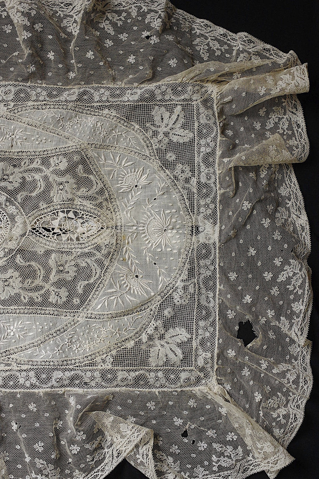 アンティークレース　dentelle ancienne-antique lace 刺繍クロス .FR a l'epoque