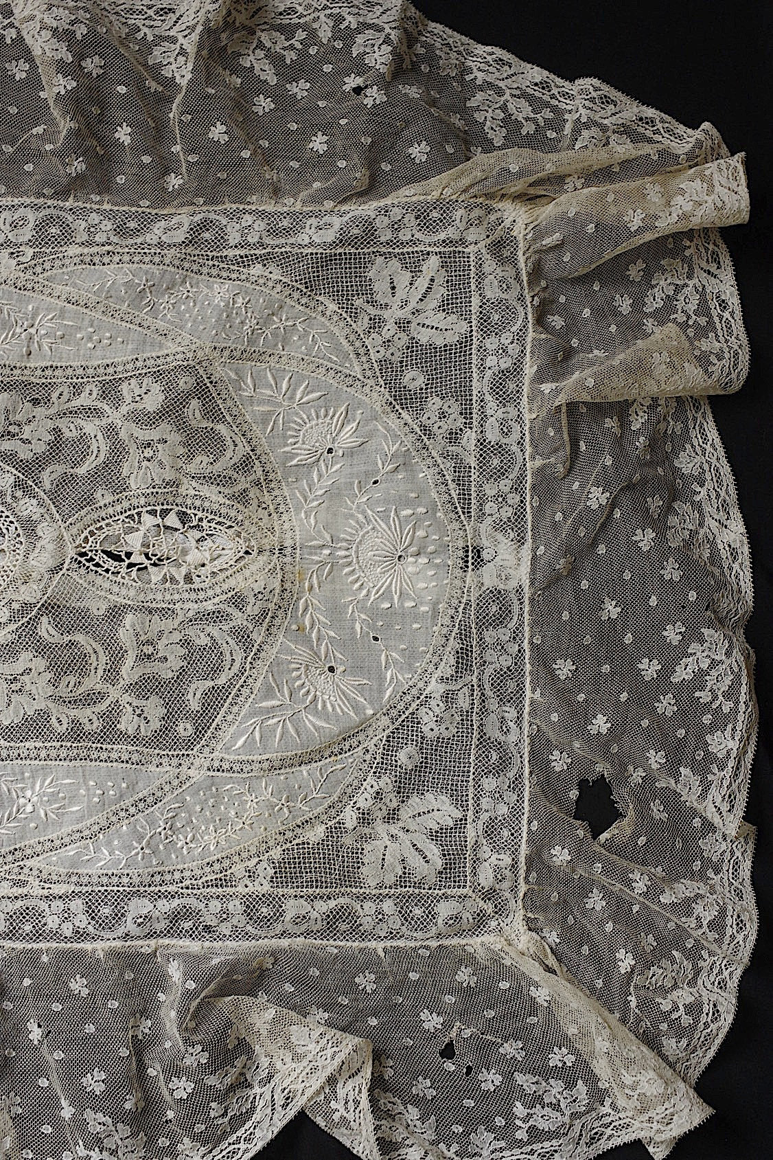 アンティークレース　dentelle ancienne-antique lace 刺繍クロス .FR a l'epoque
