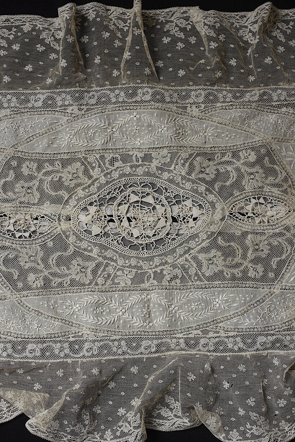アンティークレース　dentelle ancienne-antique lace 刺繍クロス .FR a l'epoque