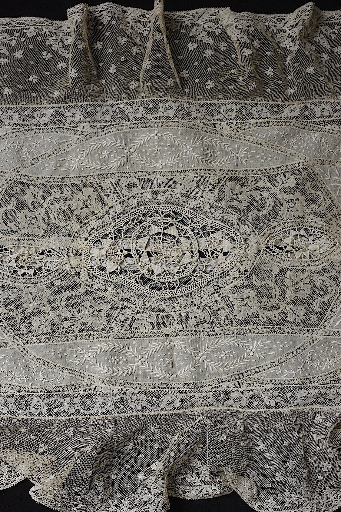 アンティークレース　dentelle ancienne-antique lace 刺繍クロス .FR a l'epoque