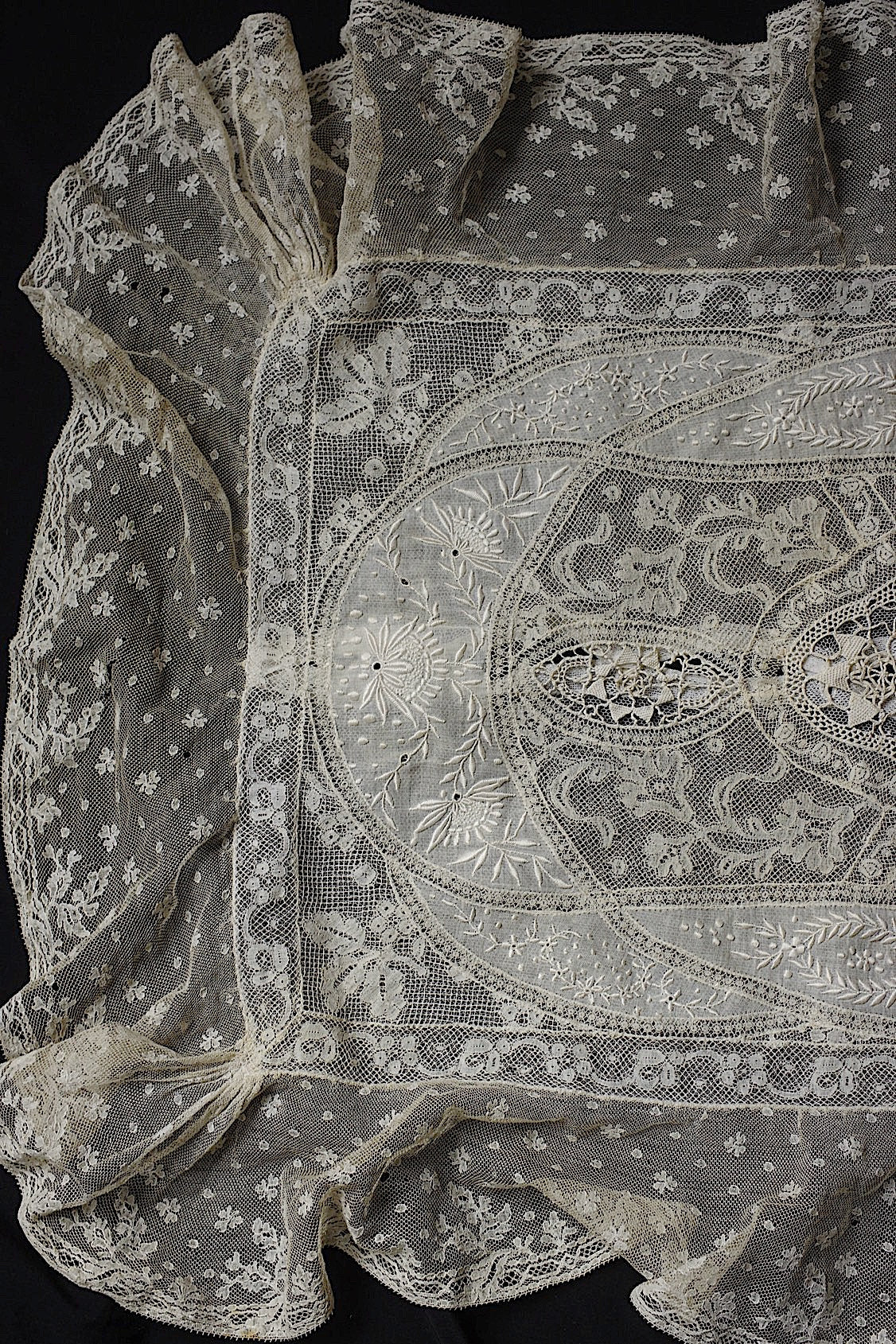アンティークレース　dentelle ancienne-antique lace 刺繍クロス .FR a l'epoque
