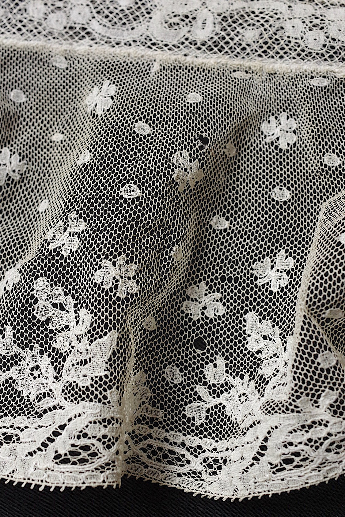 アンティークレース　dentelle ancienne-antique lace 刺繍クロス .FR a l'epoque