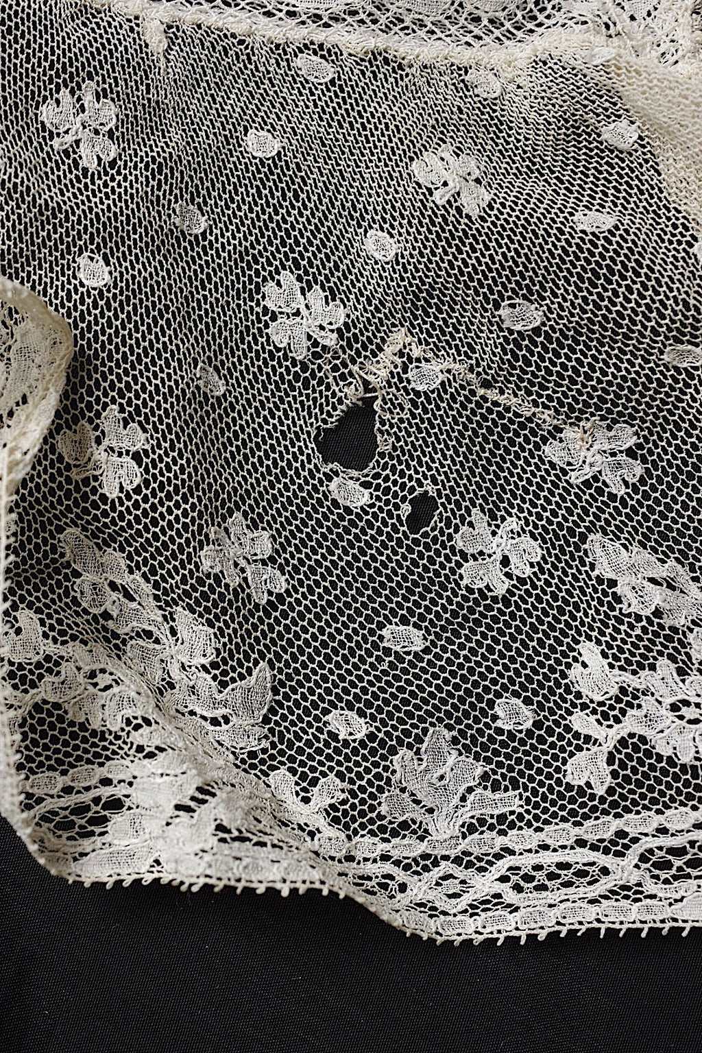 アンティークレース　dentelle ancienne-antique lace 刺繍クロス .FR a l'epoque