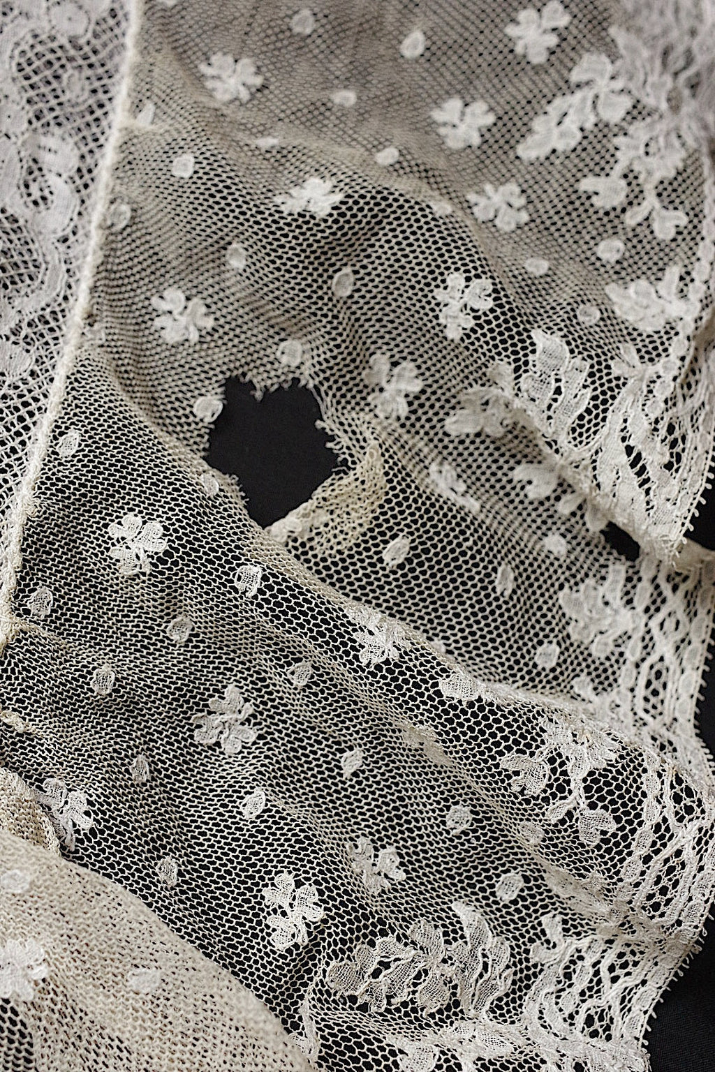 アンティークレース　dentelle ancienne-antique lace 刺繍クロス .FR a l'epoque