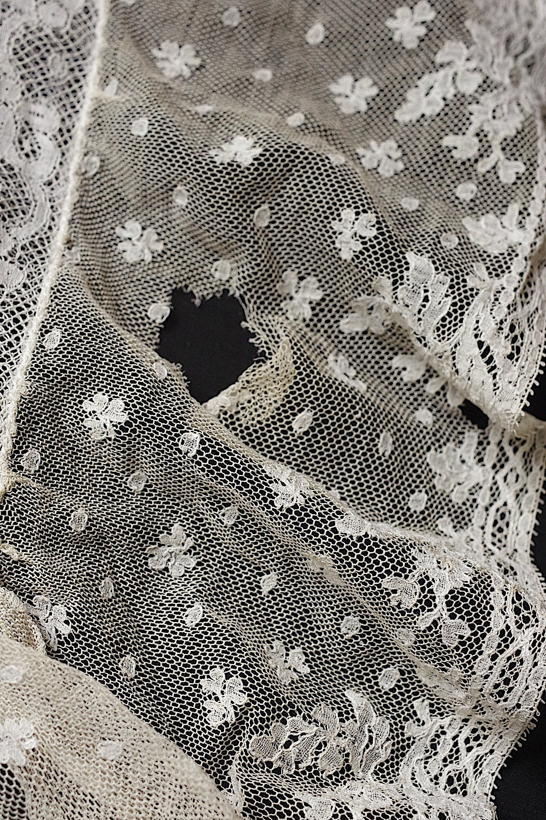 アンティークレース　dentelle ancienne-antique lace 刺繍クロス .FR a l'epoque