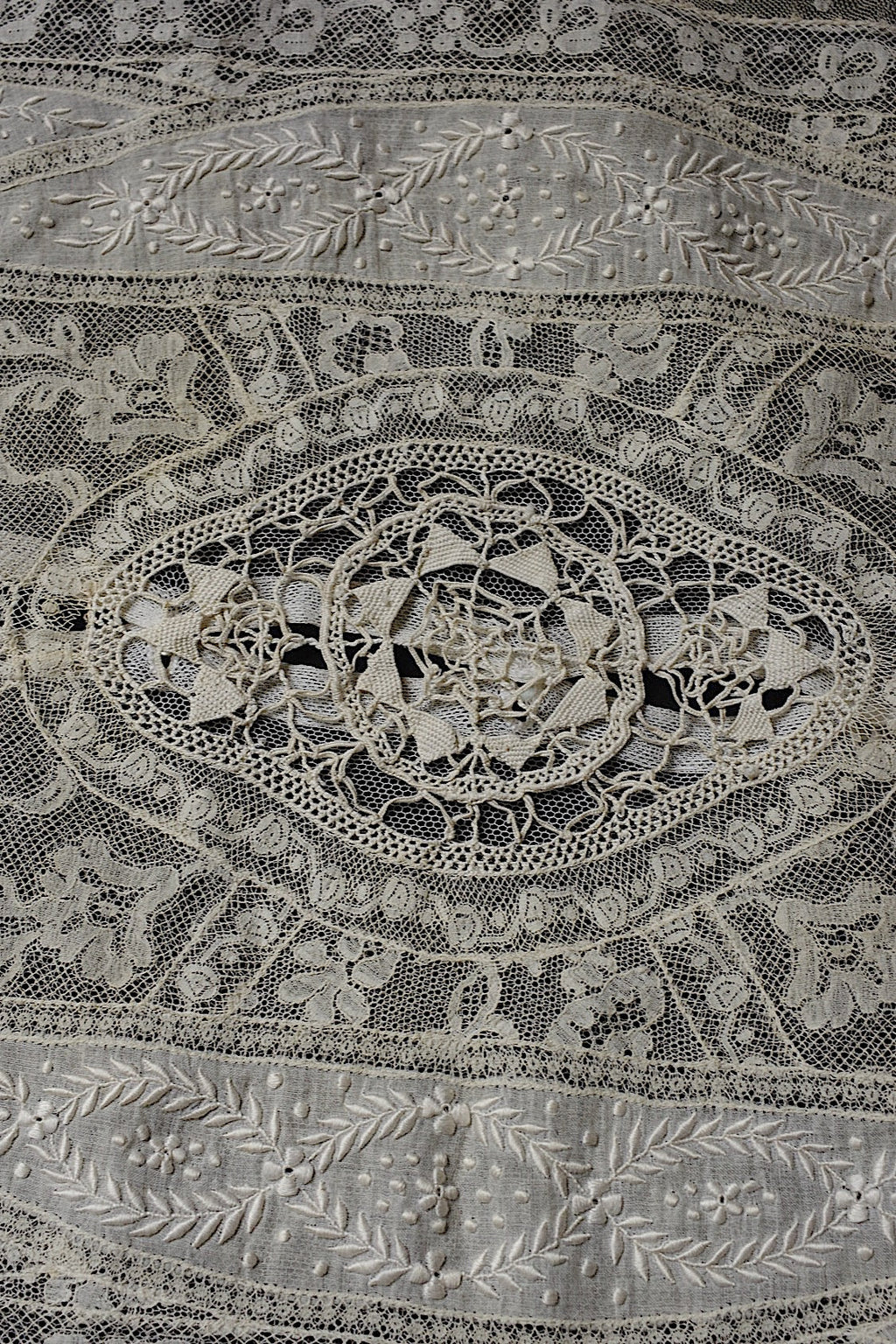アンティークレース　dentelle ancienne-antique lace 刺繍クロス .FR a l'epoque
