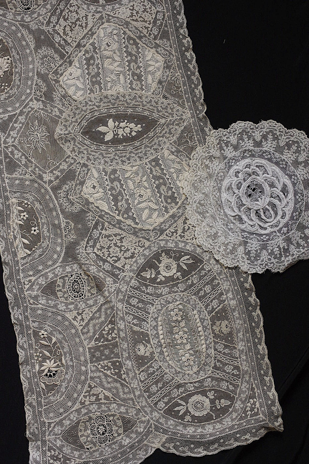 アンティークレース　dentelle ancienne-antique lace　刺繍　nappe 素材用 .FR a l'epoque