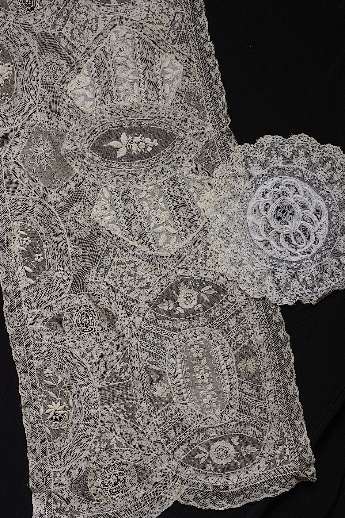 アンティークレース　dentelle ancienne-antique lace　刺繍　nappe 素材用 .FR a l'epoque