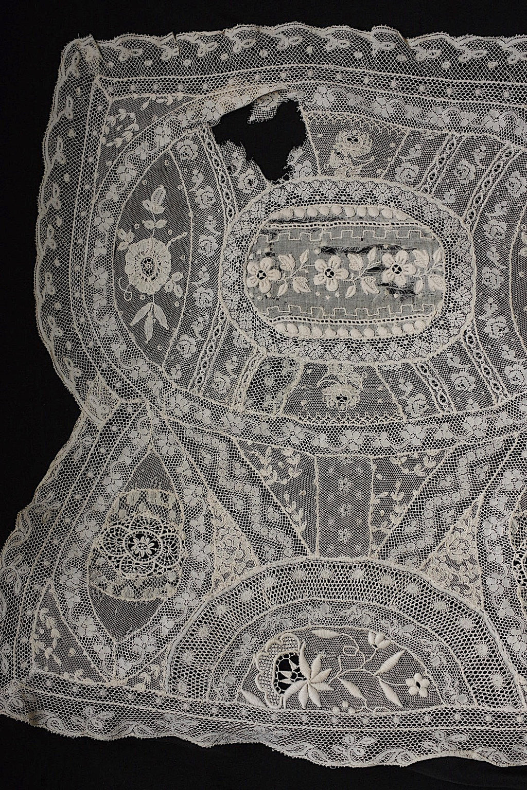 アンティークレース　dentelle ancienne-antique lace　刺繍　nappe 素材用 .FR a l'epoque