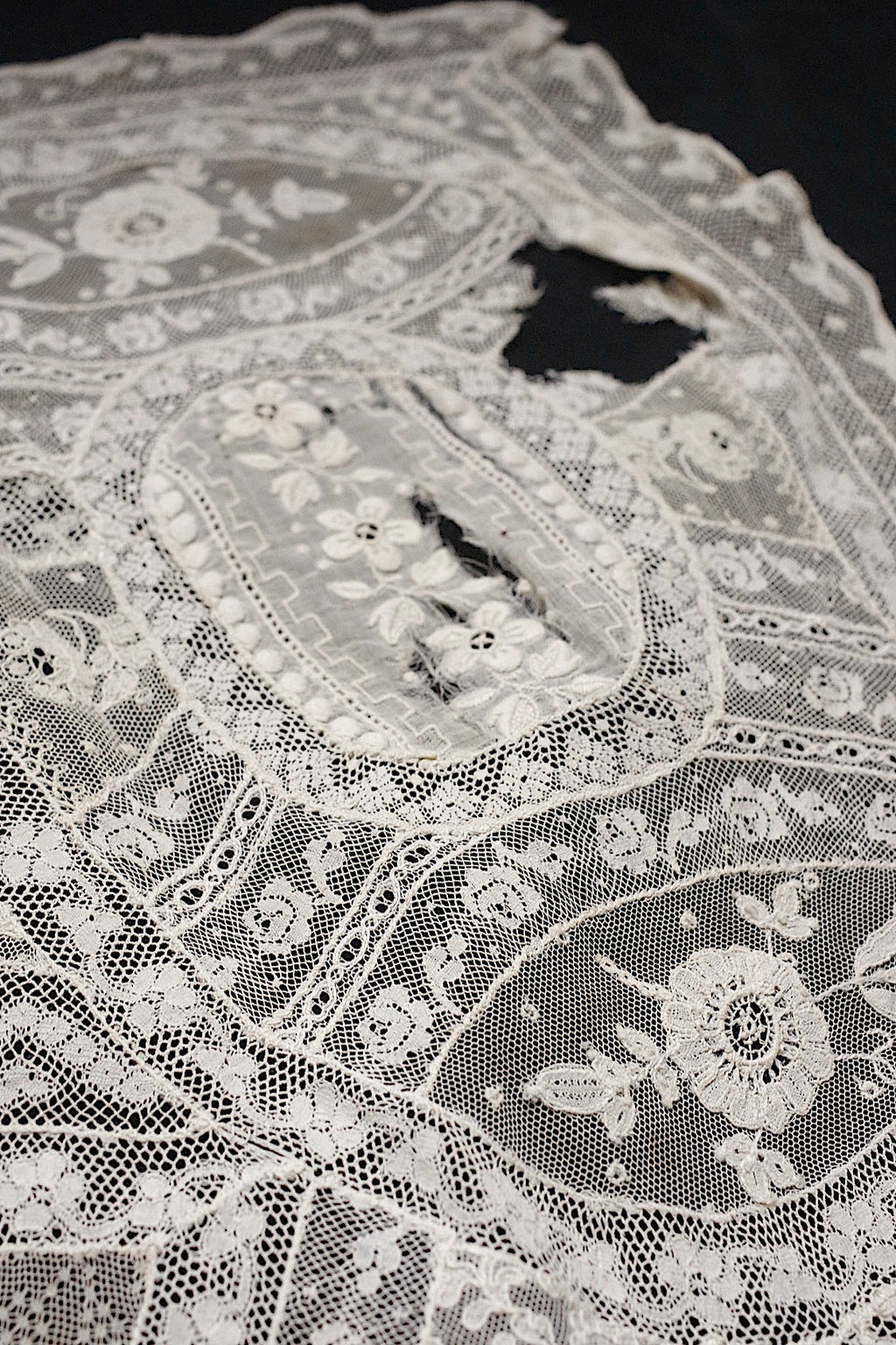 アンティークレース　dentelle ancienne-antique lace　刺繍　nappe 素材用 .FR a l'epoque