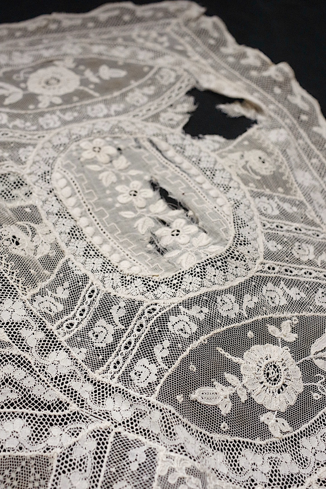 アンティークレース　dentelle ancienne-antique lace　刺繍　nappe 素材用 .FR a l'epoque
