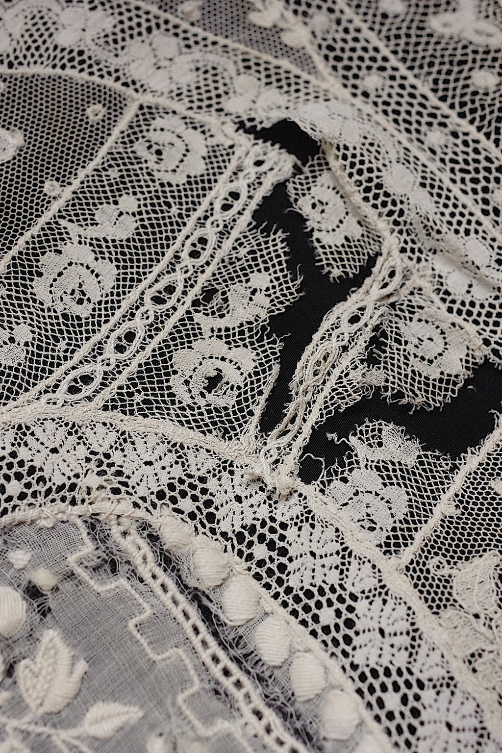 アンティークレース　dentelle ancienne-antique lace　刺繍　nappe 素材用 .FR a l'epoque