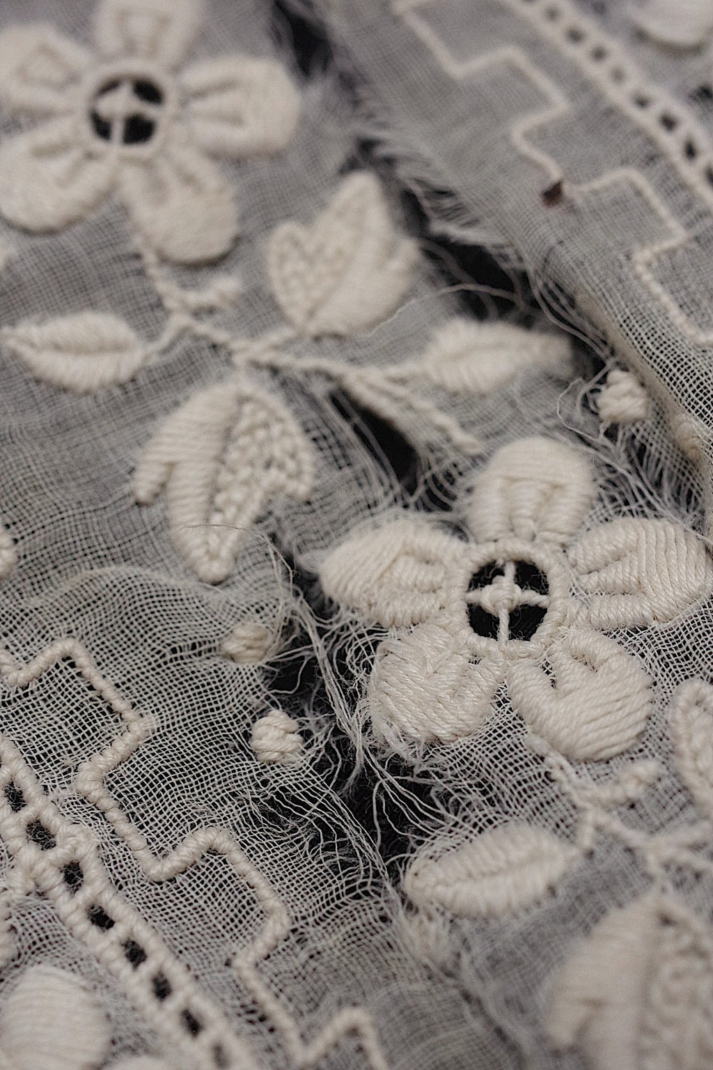 アンティークレース　dentelle ancienne-antique lace　刺繍　nappe 素材用 .FR a l'epoque