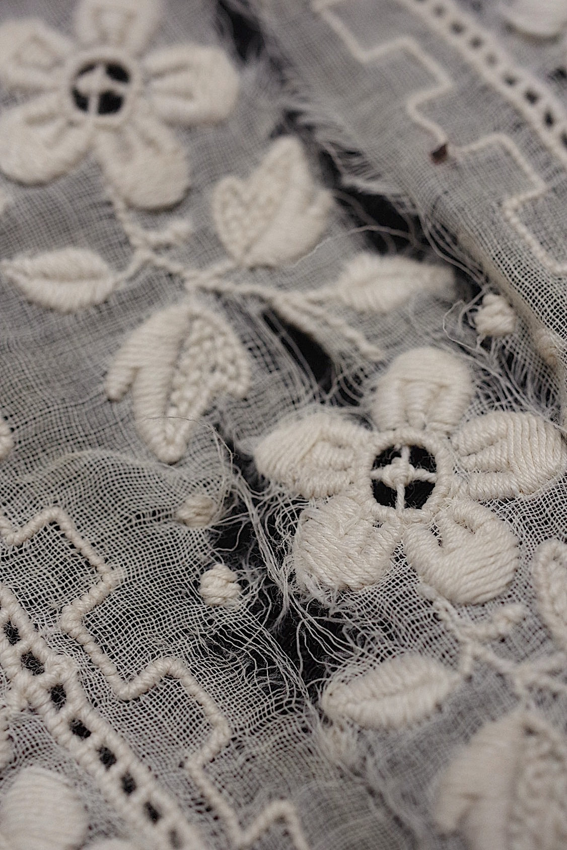 アンティークレース　dentelle ancienne-antique lace　刺繍　nappe 素材用 .FR a l'epoque