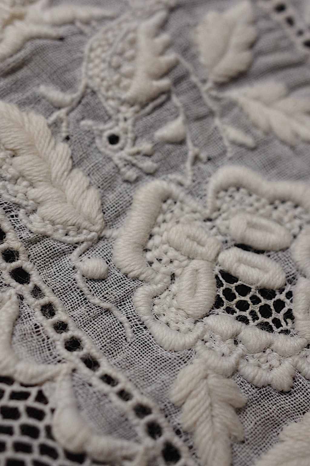 アンティークレース　dentelle ancienne-antique lace　刺繍　nappe 素材用 .FR a l'epoque