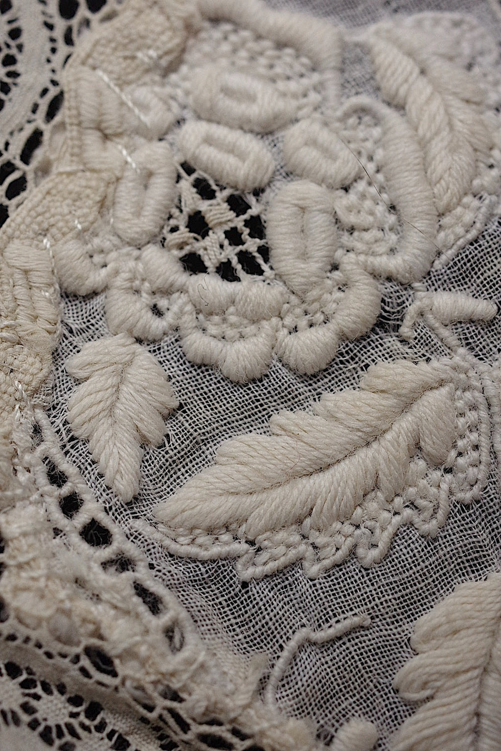アンティークレース　dentelle ancienne-antique lace　刺繍　nappe 素材用 .FR a l'epoque