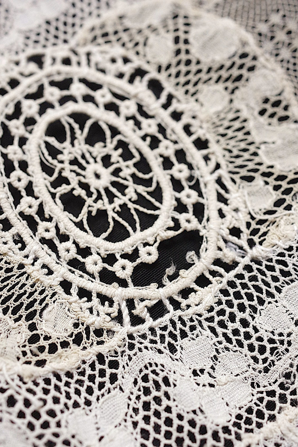 アンティークレース　dentelle ancienne-antique lace　刺繍　nappe 素材用 .FR a l'epoque