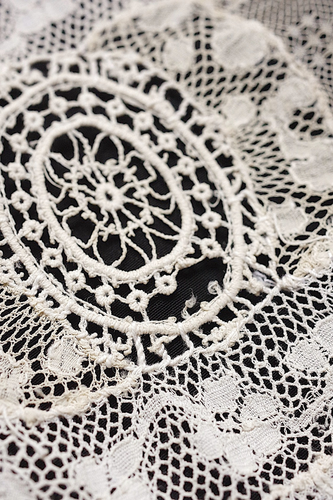 アンティークレース　dentelle ancienne-antique lace　刺繍　nappe 素材用 .FR a l'epoque