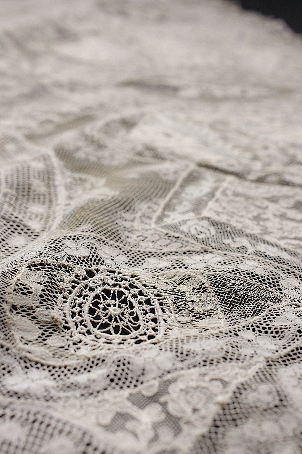 アンティークレース　dentelle ancienne-antique lace　刺繍　nappe 素材用 .FR a l'epoque