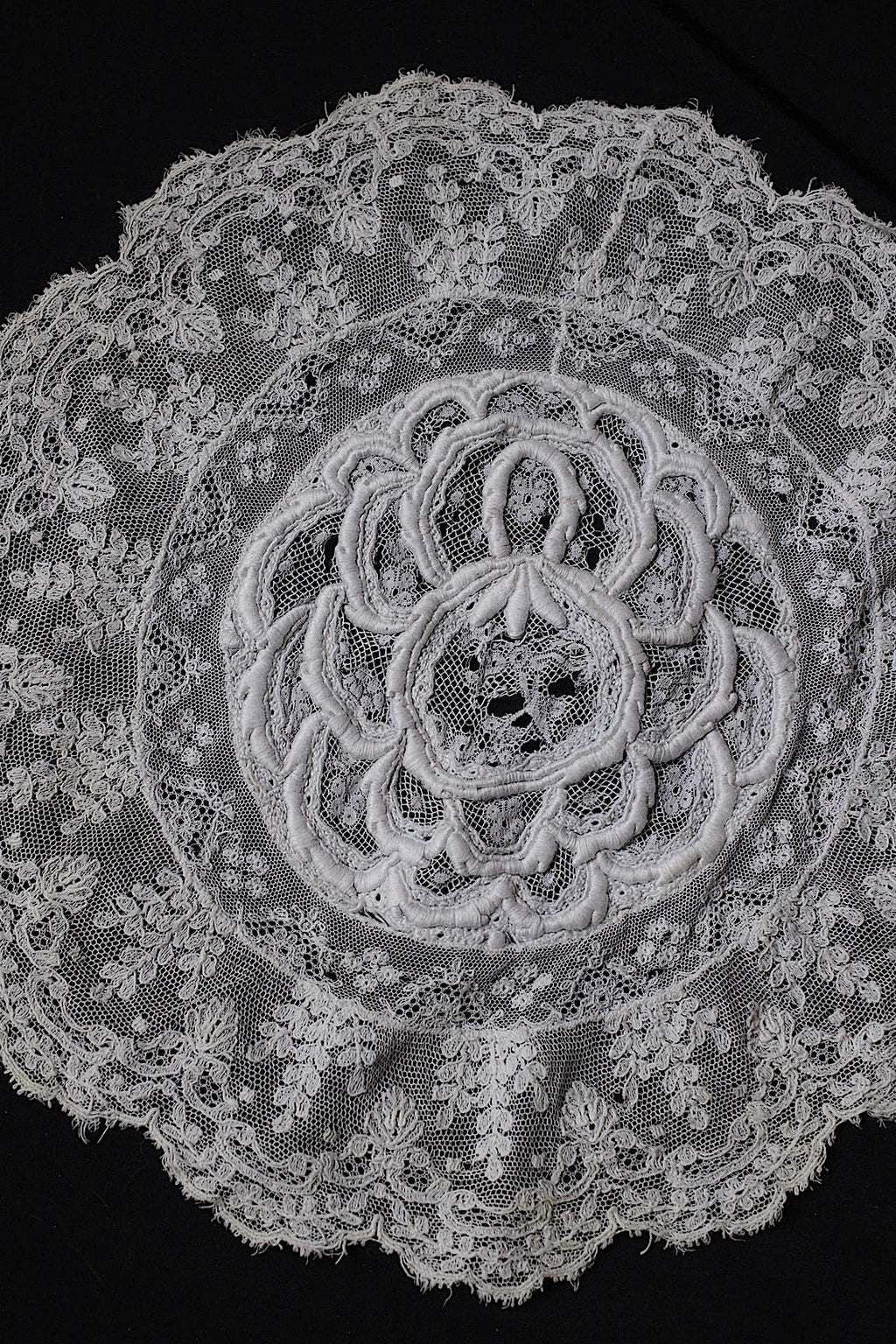 アンティークレース　dentelle ancienne-antique lace　刺繍　nappe 素材用 .FR a l'epoque