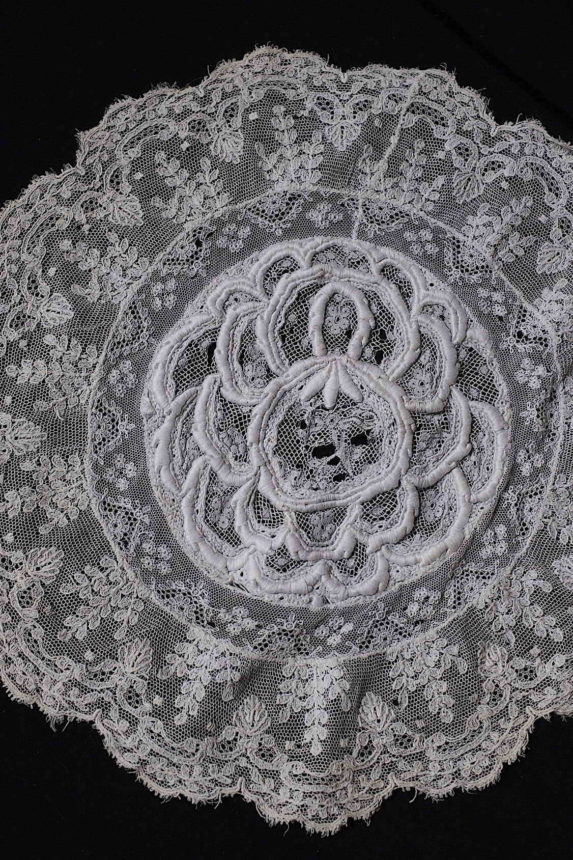 アンティークレース　dentelle ancienne-antique lace　刺繍　nappe 素材用 .FR a l'epoque