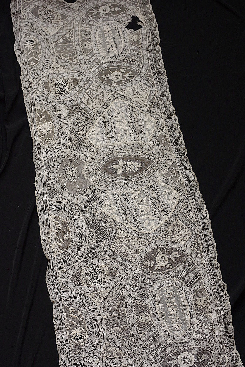 アンティークレース　dentelle ancienne-antique lace　刺繍　nappe 素材用 .FR a l'epoque
