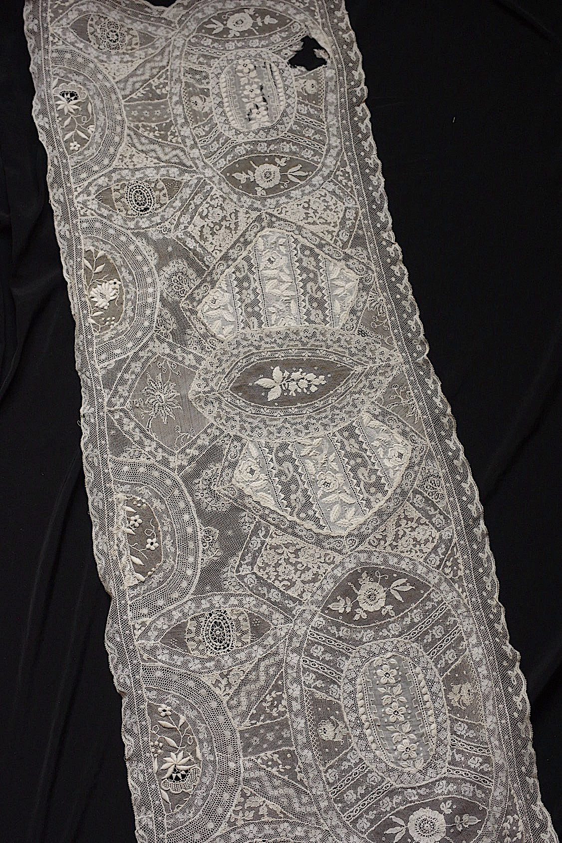 アンティークレース　dentelle ancienne-antique lace　刺繍　nappe 素材用 .FR a l'epoque