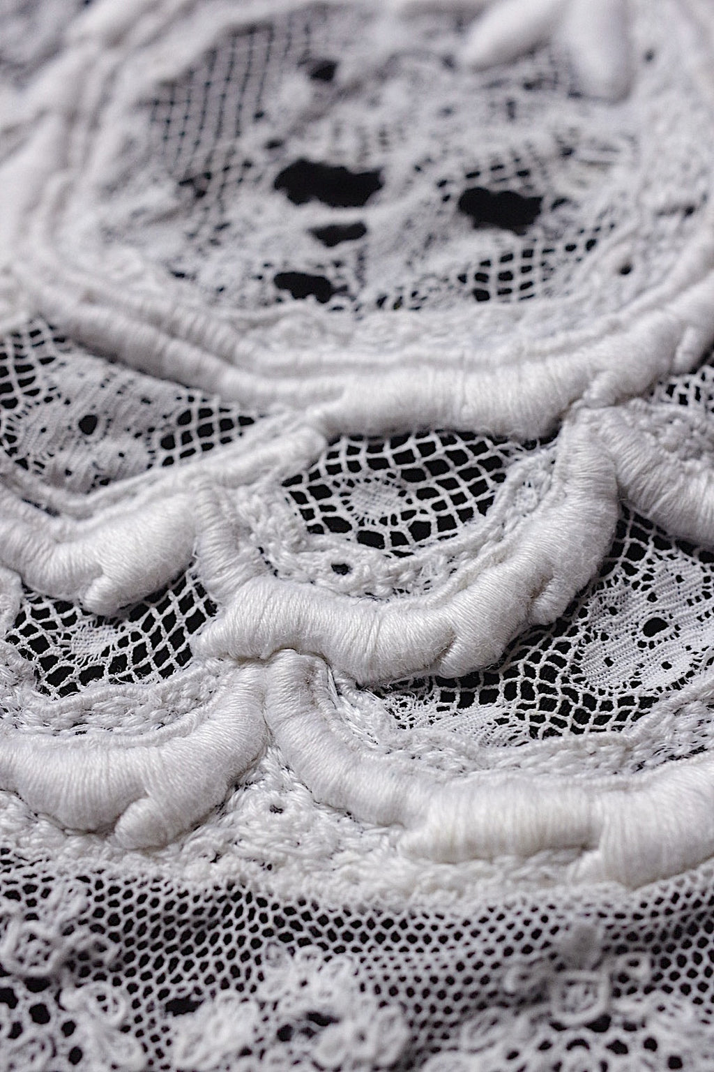 アンティークレース　dentelle ancienne-antique lace　刺繍　nappe 素材用 .FR a l'epoque