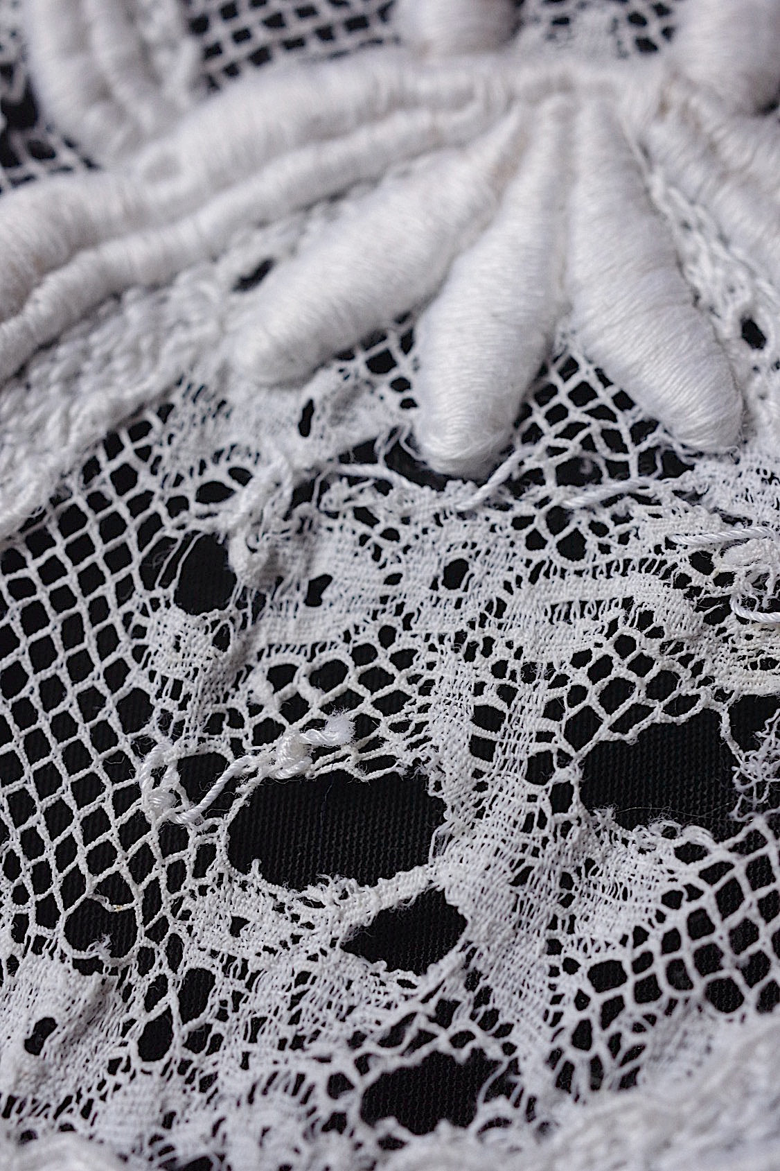 アンティークレース　dentelle ancienne-antique lace　刺繍　nappe 素材用 .FR a l'epoque