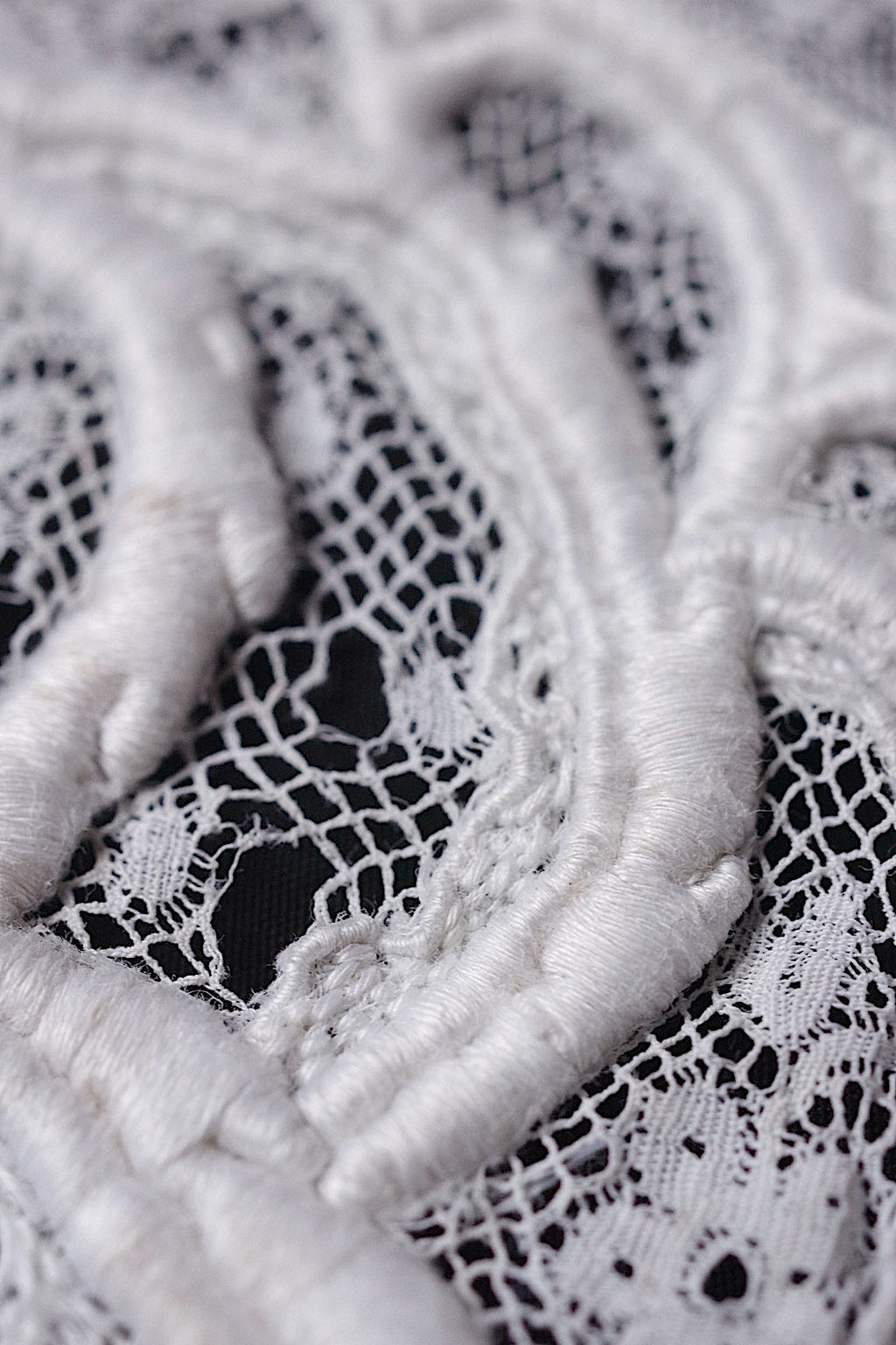 アンティークレース　dentelle ancienne-antique lace　刺繍　nappe 素材用 .FR a l'epoque