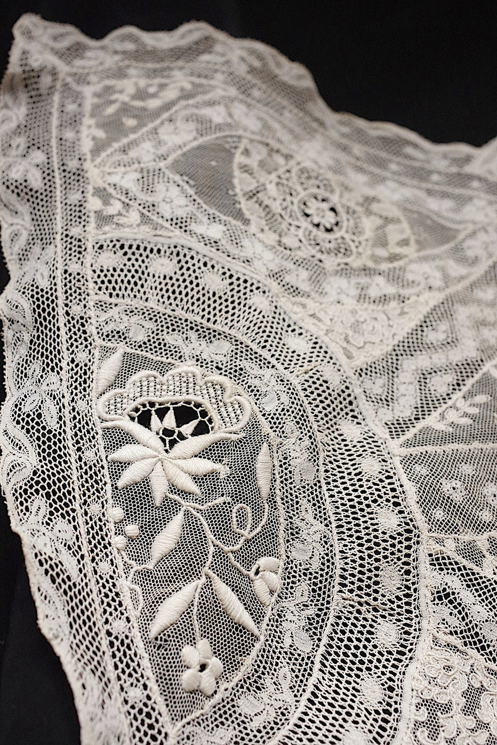 アンティークレース　dentelle ancienne-antique lace　刺繍　nappe 素材用 .FR a l'epoque