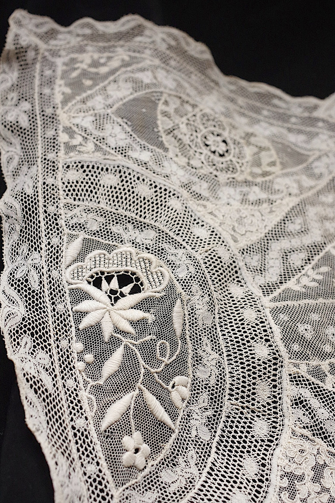 アンティークレース　dentelle ancienne-antique lace　刺繍　nappe 素材用 .FR a l'epoque