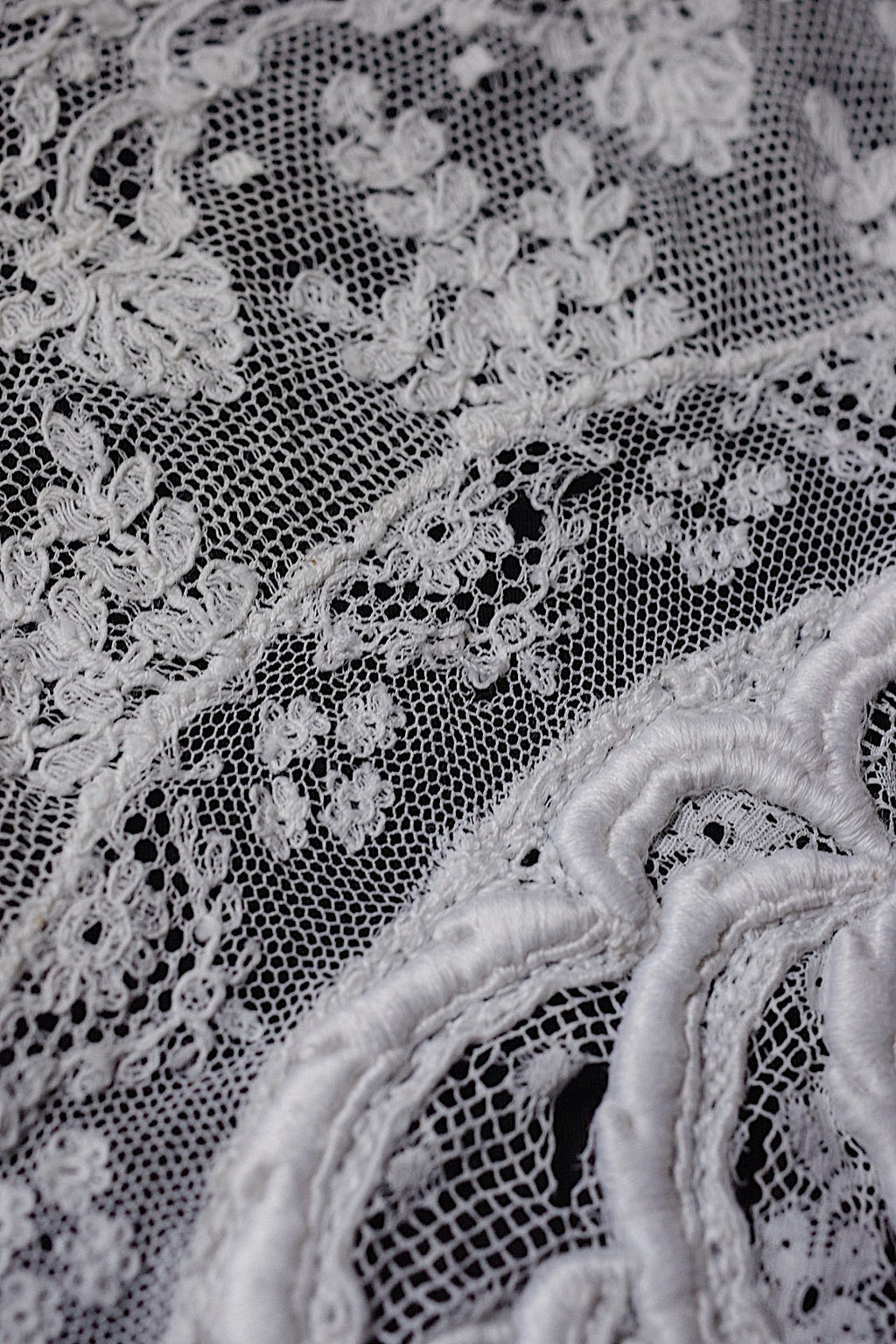 アンティークレース　dentelle ancienne-antique lace　刺繍　nappe 素材用 .FR a l'epoque