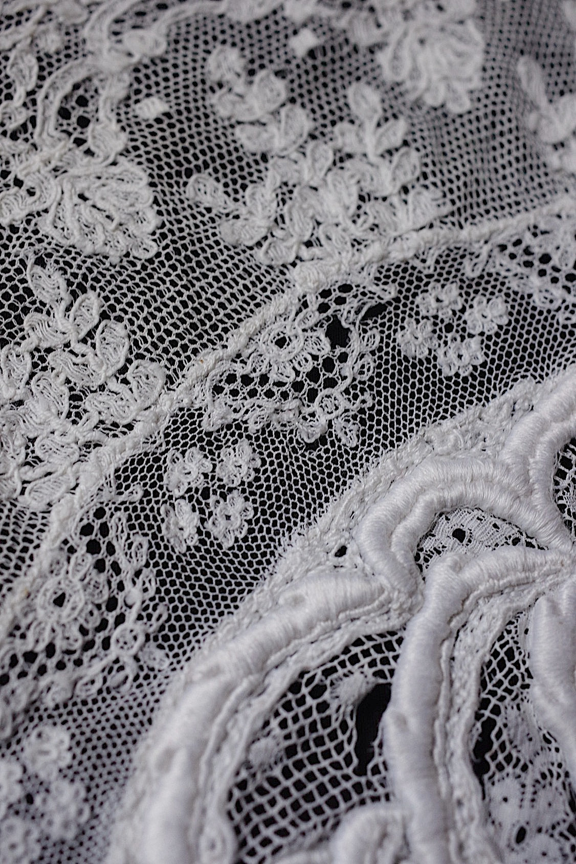 アンティークレース　dentelle ancienne-antique lace　刺繍　nappe 素材用 .FR a l'epoque