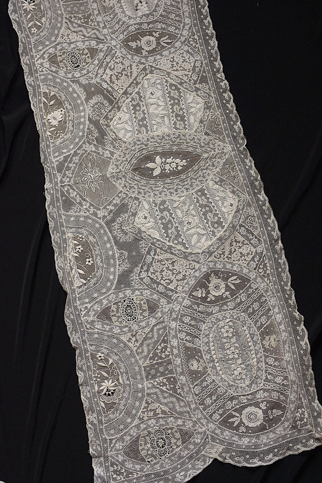アンティークレース　dentelle ancienne-antique lace　刺繍　nappe 素材用 .FR a l'epoque