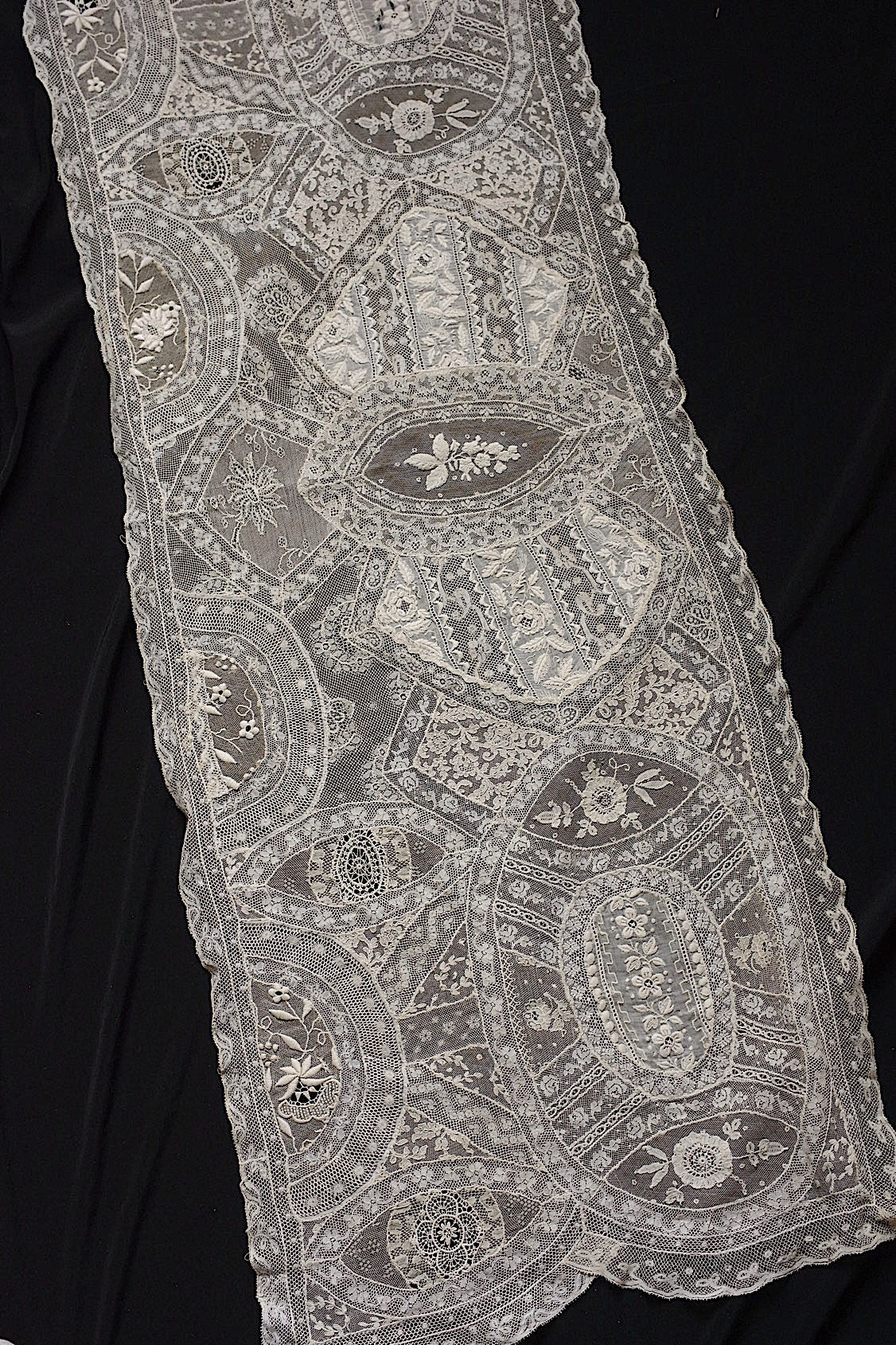 アンティークレース　dentelle ancienne-antique lace　刺繍　nappe 素材用 .FR a l'epoque