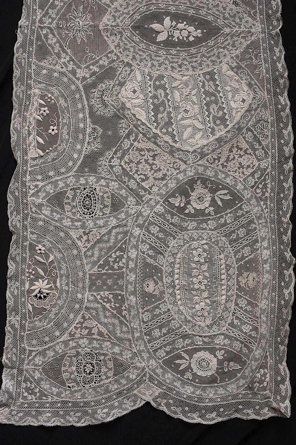 アンティークレース　dentelle ancienne-antique lace　刺繍　nappe 素材用 .FR a l'epoque