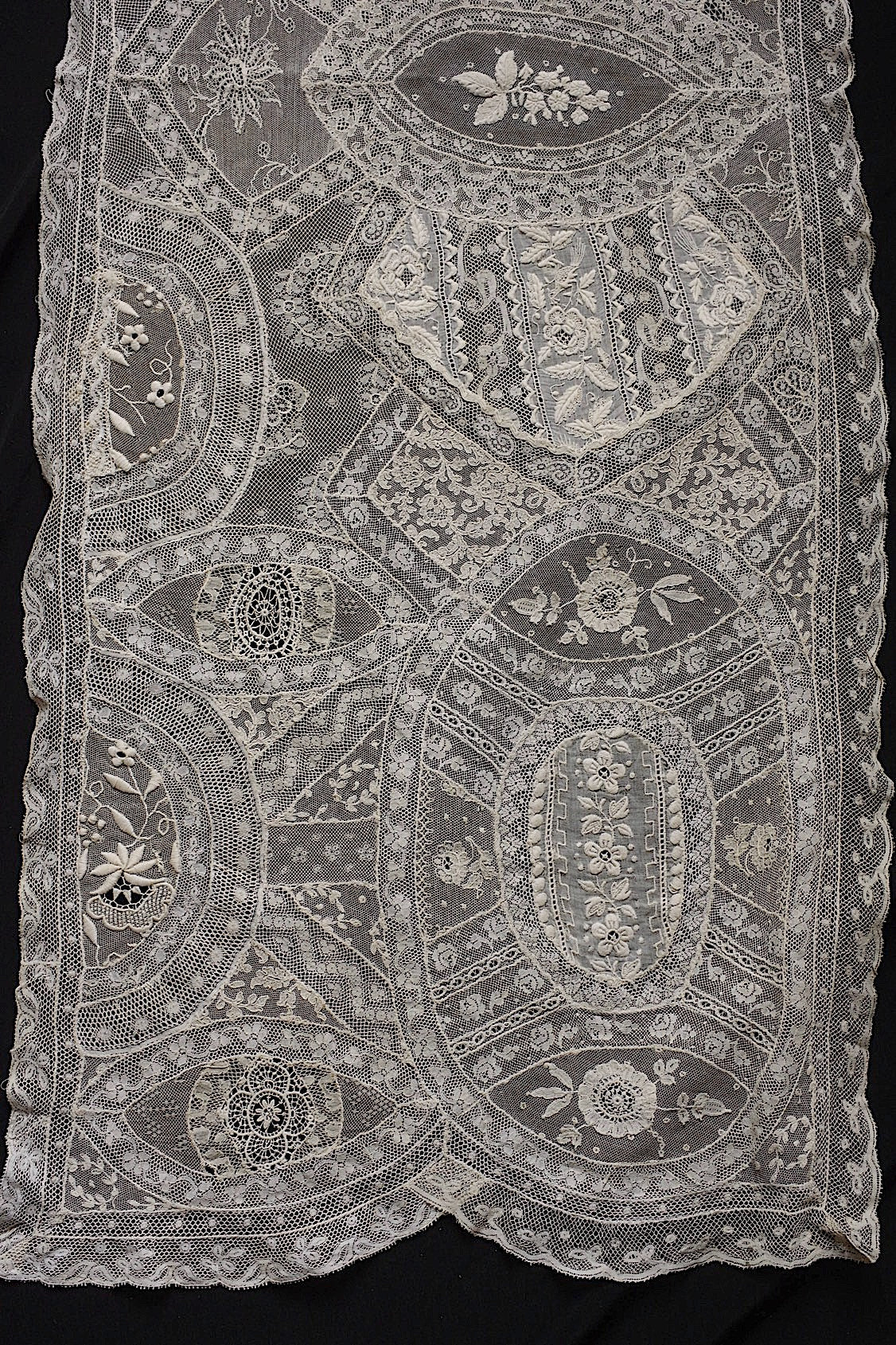 アンティークレース　dentelle ancienne-antique lace　刺繍　nappe 素材用 .FR a l'epoque