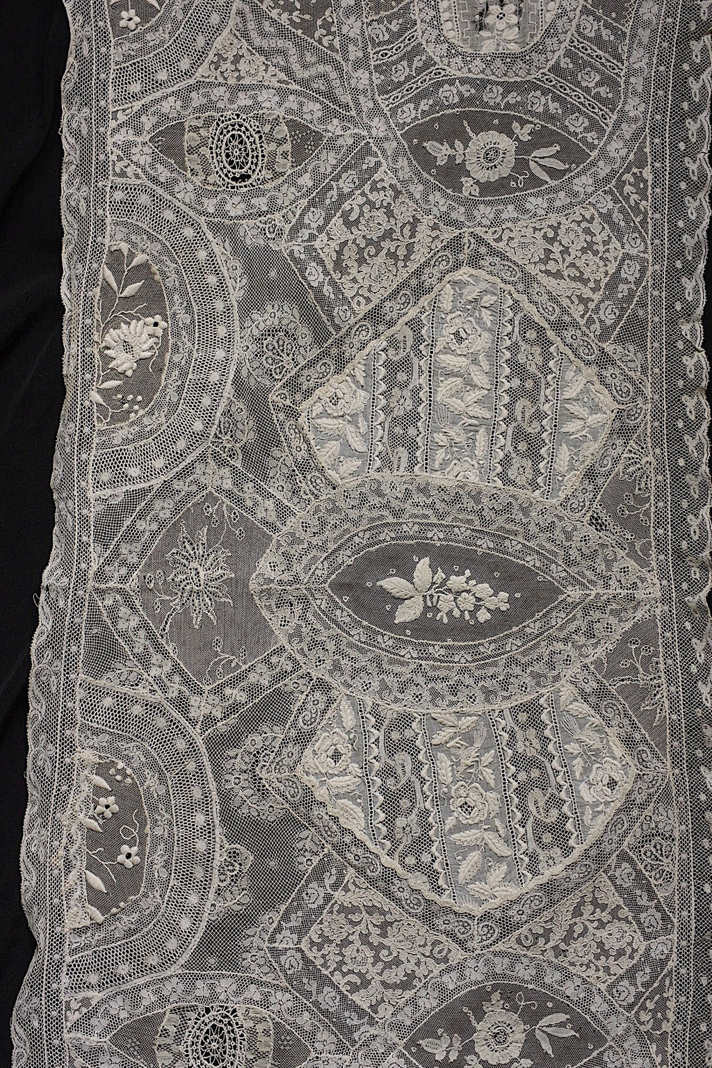 アンティークレース　dentelle ancienne-antique lace　刺繍　nappe 素材用 .FR a l'epoque