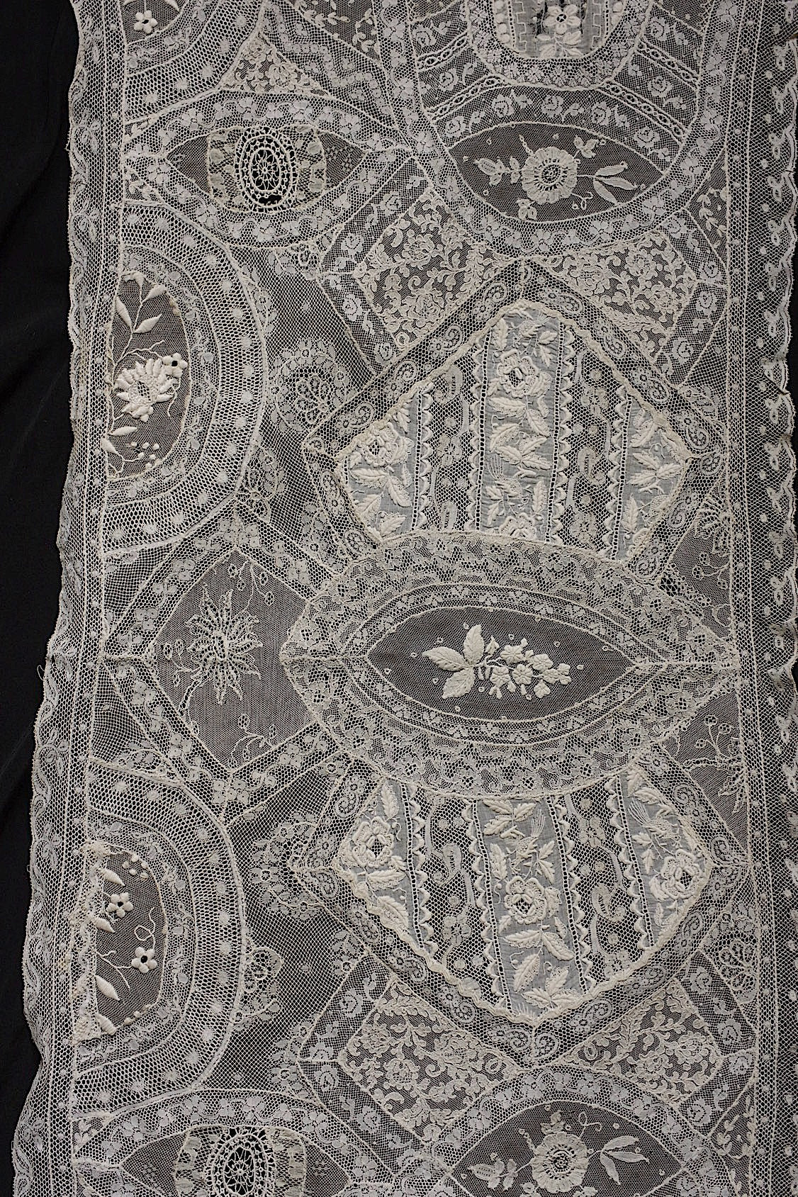 アンティークレース　dentelle ancienne-antique lace　刺繍　nappe 素材用 .FR a l'epoque