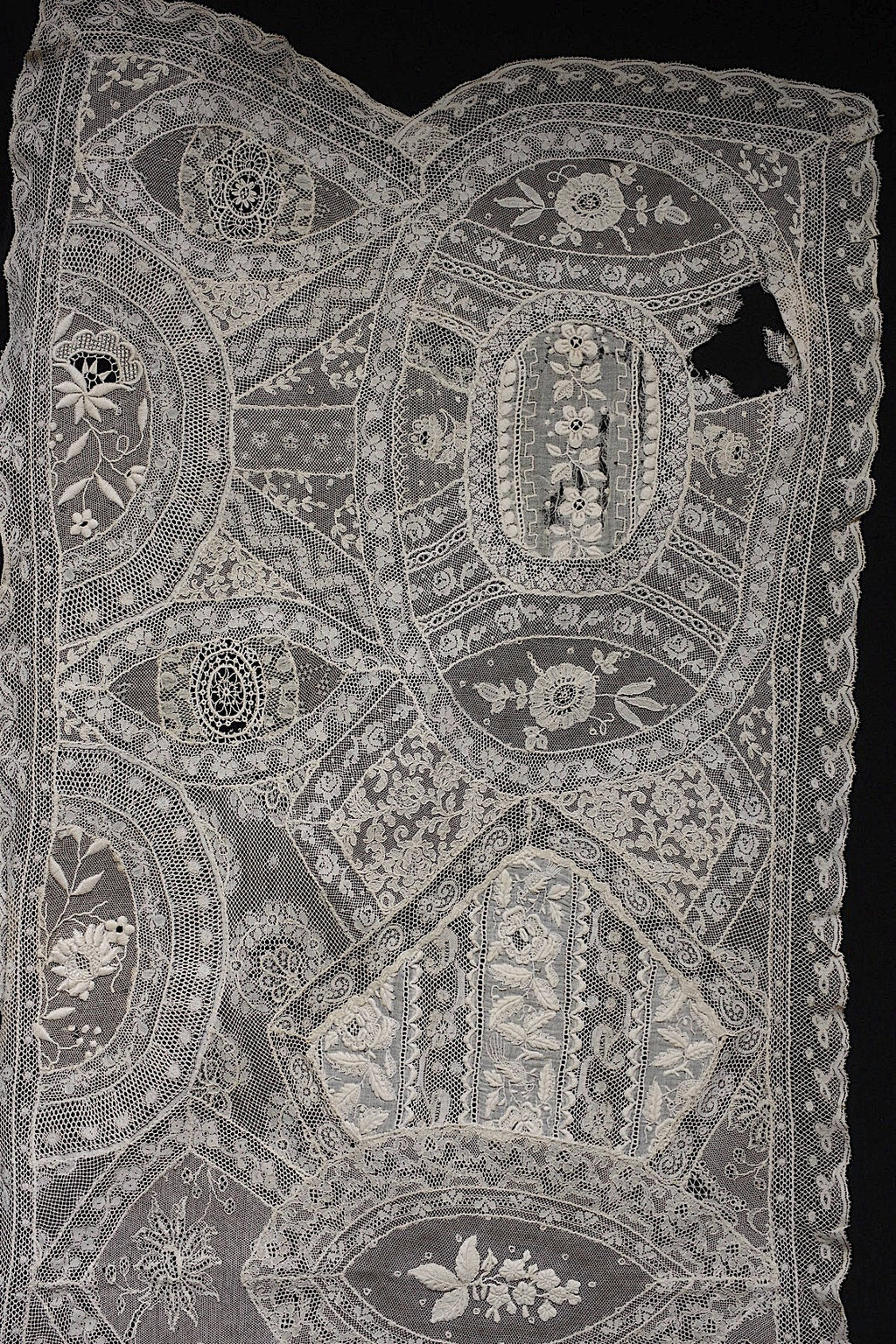 アンティークレース　dentelle ancienne-antique lace　刺繍　nappe 素材用 .FR a l'epoque