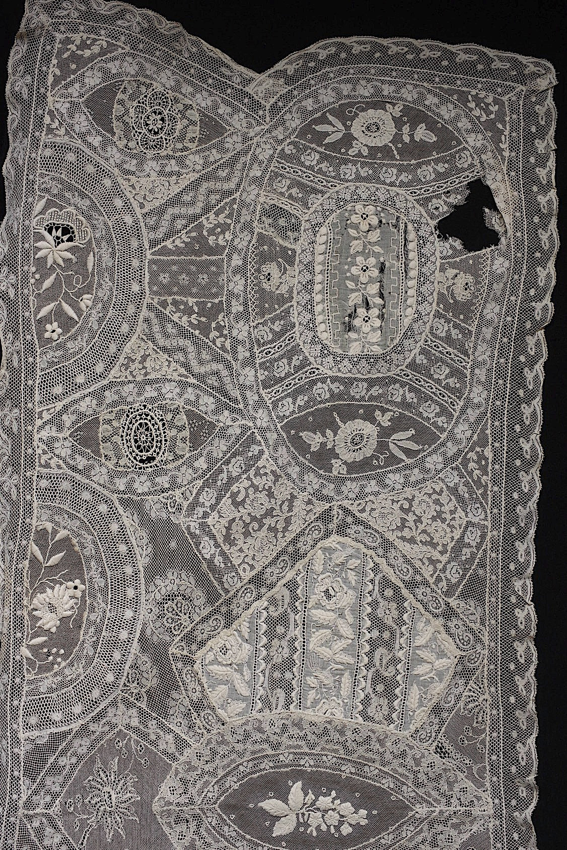 アンティークレース　dentelle ancienne-antique lace　刺繍　nappe 素材用 .FR a l'epoque