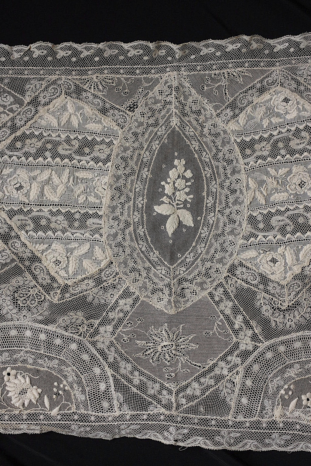 アンティークレース　dentelle ancienne-antique lace　刺繍　nappe 素材用 .FR a l'epoque